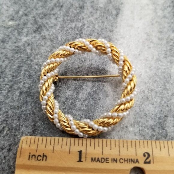 Vintage Gold Tone Beaded Circle Brooch, Wreath, Unsigned Estate Lapel Pin - Picture 4 of 5